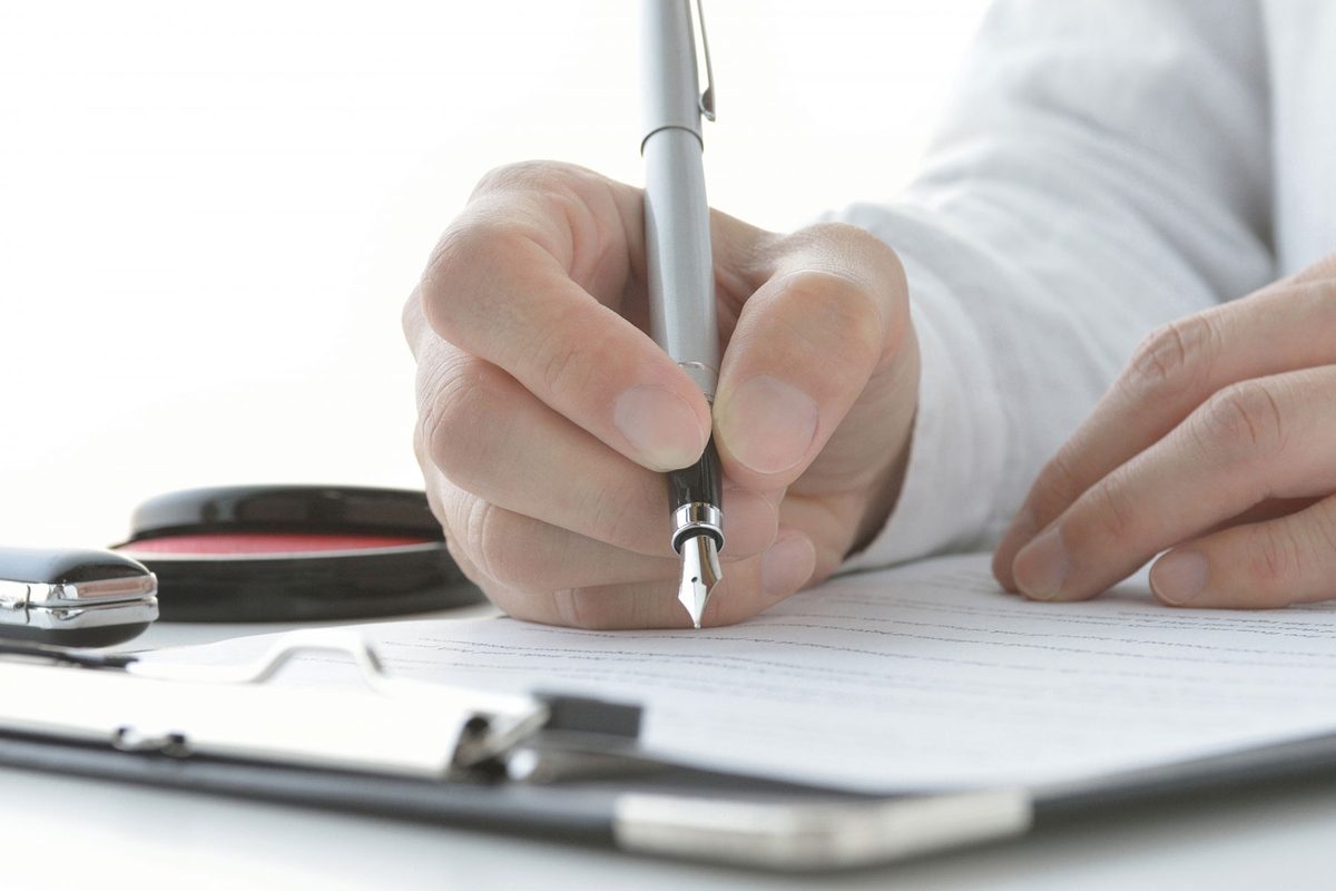 家族信託の契約書に署名する様子
