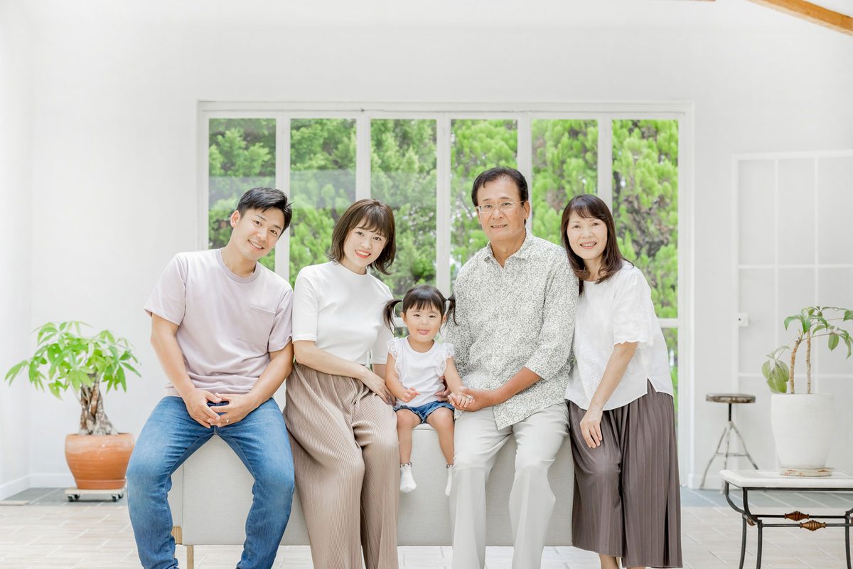 相続のご相談に向き合う三世代のご家族